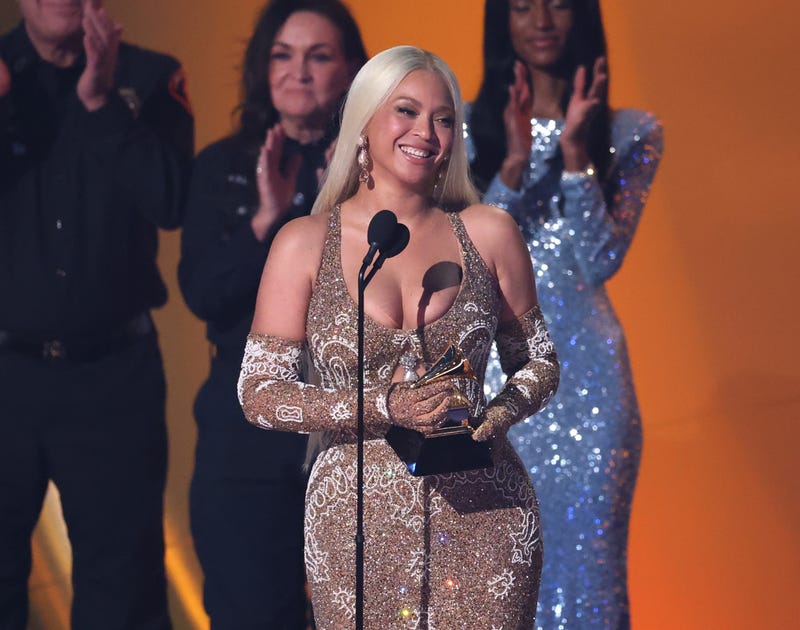 Beyonce accepts Grammy