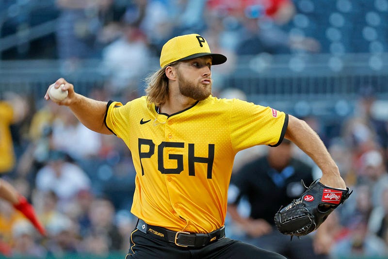 Carmen Mlodzinski pitching