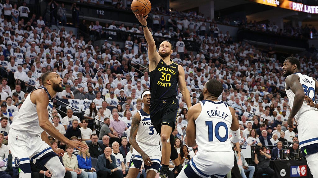 Stephen Curry suffers hamstring injury in Game 1 vs. Timberwolves