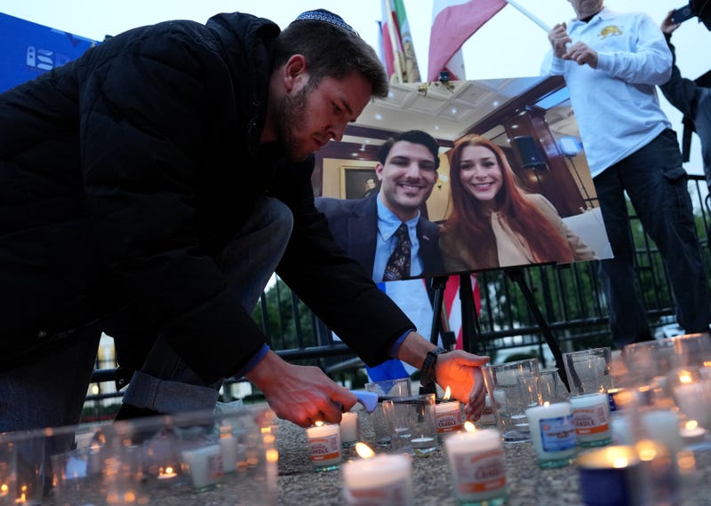 Mourners lights candles during a vigil outside of the White House on May 22, 2025 in Washington, DC. Two Israeli Embassy staff members, Yaron Lischinsky and Sarah Lynn Milgrim, were gunned down after an event at the museum by a man shouting slogans in support for Palestine. 