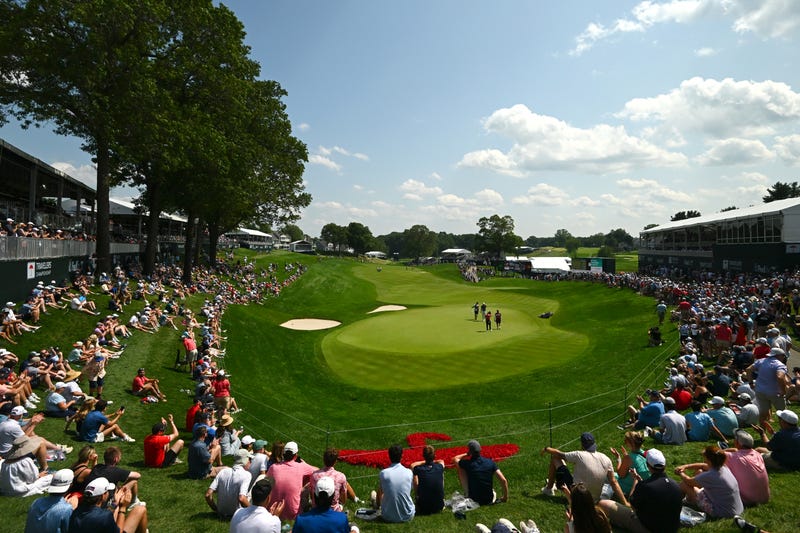 The crowd surrounds the 18th green as Scottie Scheffler and J.J. Spaun finish their second round at the Travelers Championship, 6/20/25