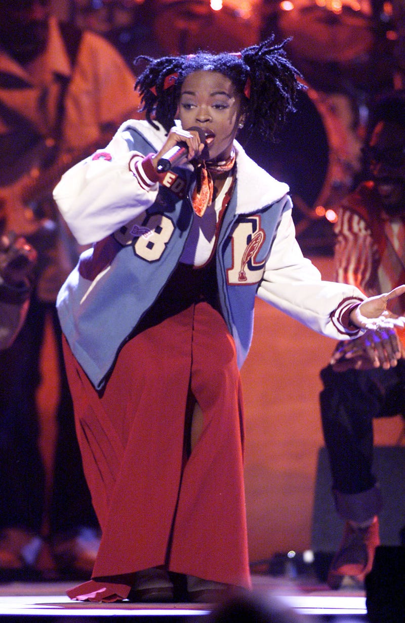 Lauryn Hill performing at the 1998 Billboard Music Awards