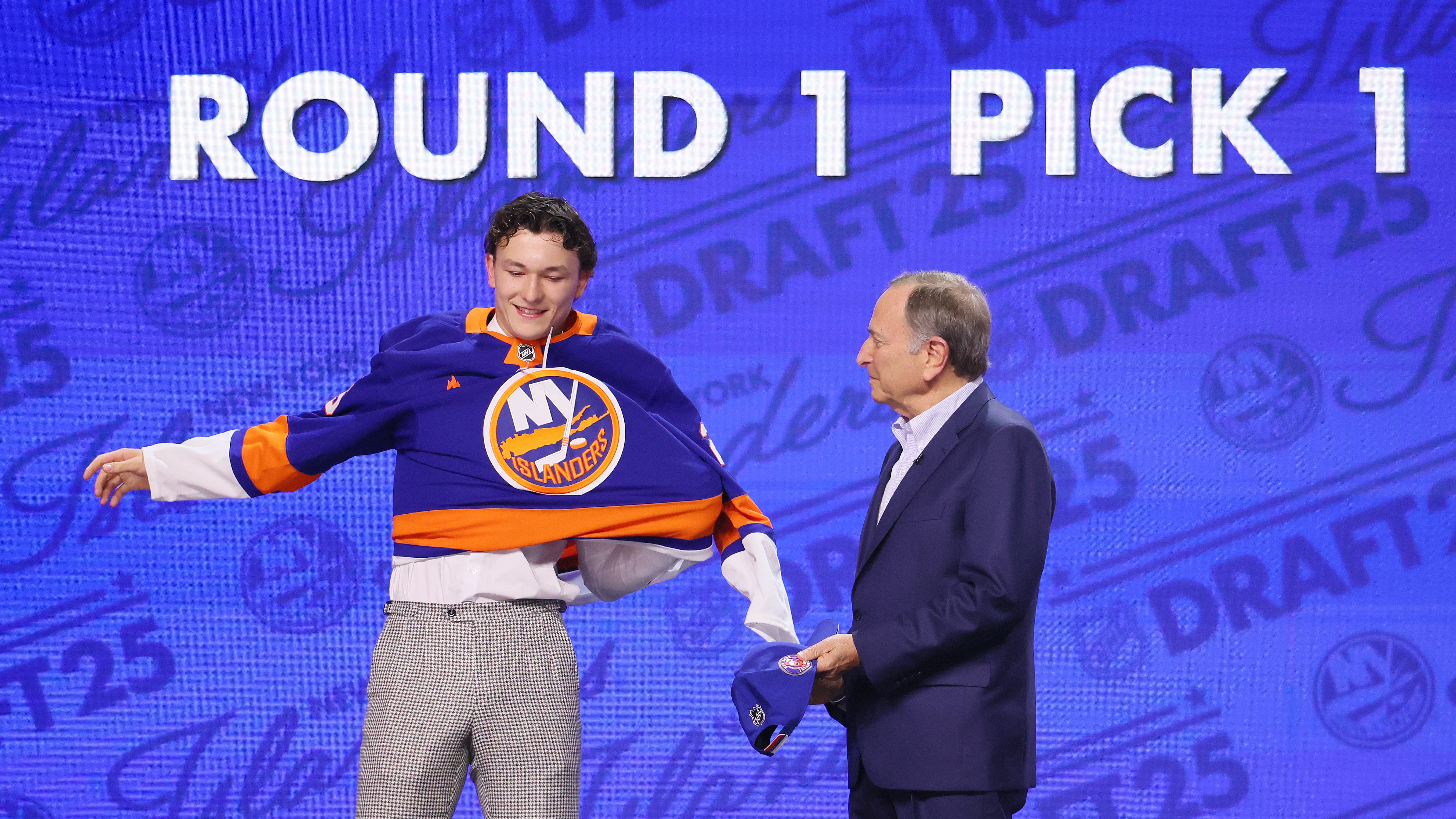 Islanders take defenseman Matthew Schaefer with first selection in 2025 NHL Draft