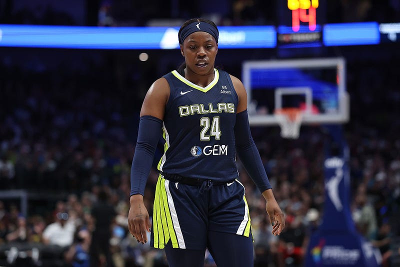  Arike Ogunbowale #24 of the Dallas Wings 