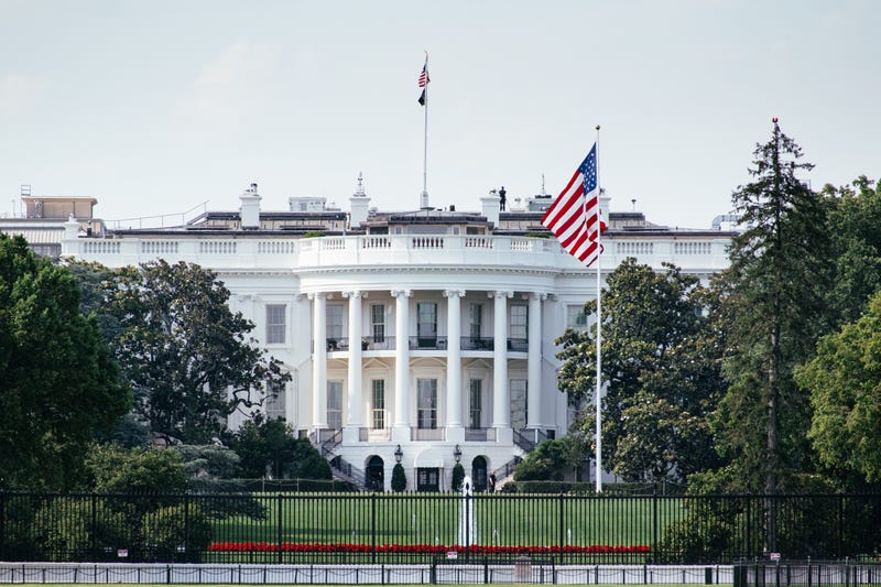 The White House in front of Washington monument