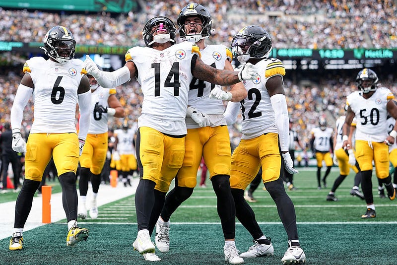 Kenneth Gainwell celebrates score