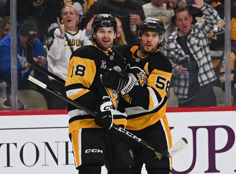 Thomas Novak celebrates with Kris Letang