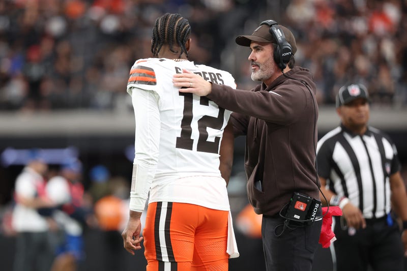 LAS VEGAS, NEVADA - NOVEMBER 23: Head coach Kevin Stefanski of the Cleveland Browns speaks with Shedeur Sanders #12 before the game against the Las Vegas Raiders at Allegiant Stadium on November 23, 2025 in Las Vegas, Nevada. (Photo by Ian Maule/Getty Images)
