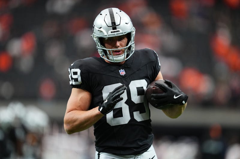  Brock Bowers #89 of the Las Vegas Raiders warms up before the game against the Denver Broncos at Allegiant Stadium on December 07, 2025 in Las Vegas, Nevada. 