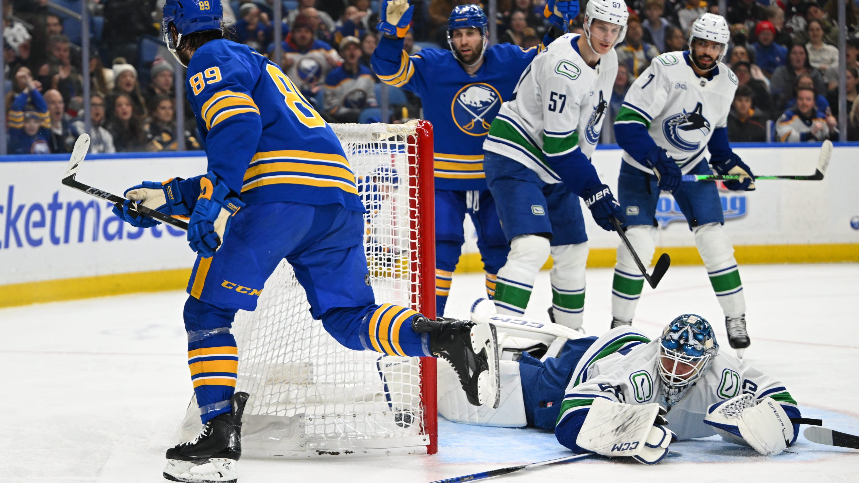 Sabres survive late scare from Canucks