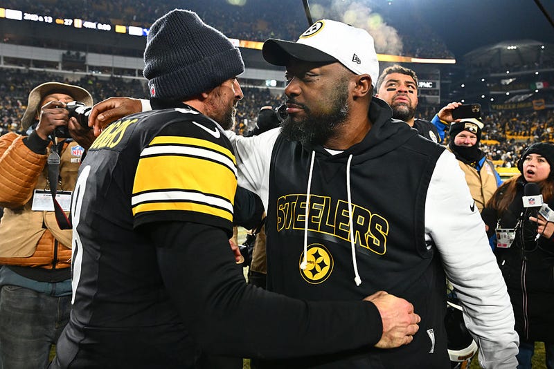 Mike Tomlin and Aaron Rodgers embracing