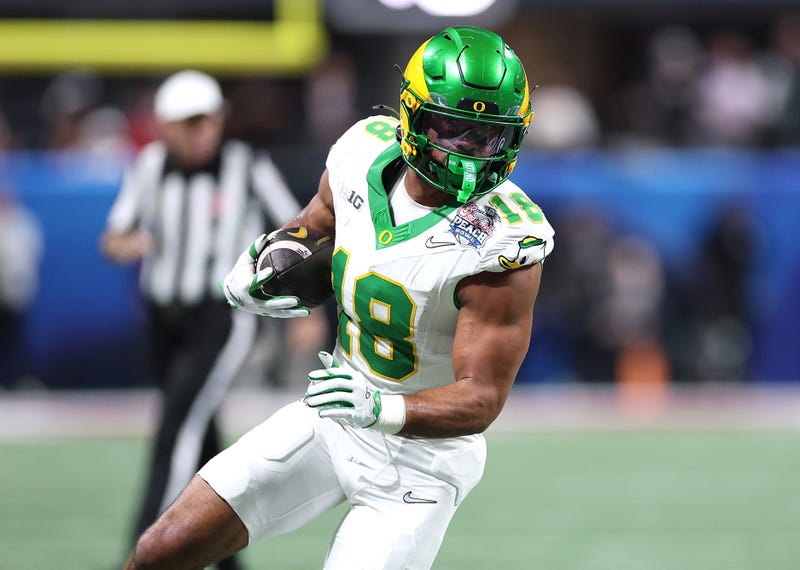 ATLANTA, GEORGIA - JANUARY 09: Kenyon Sadiq #18 of the Oregon Ducks runs with the ball against the Indiana Hoosiers during the first quarter of the 2025 College Football Playoff Semifinal at the Chick-fil-A Peach Bowl at Mercedes-Benz Stadium on January 09, 2026 in Atlanta, Georgia. (Photo by Kevin C. Cox/Getty Images)