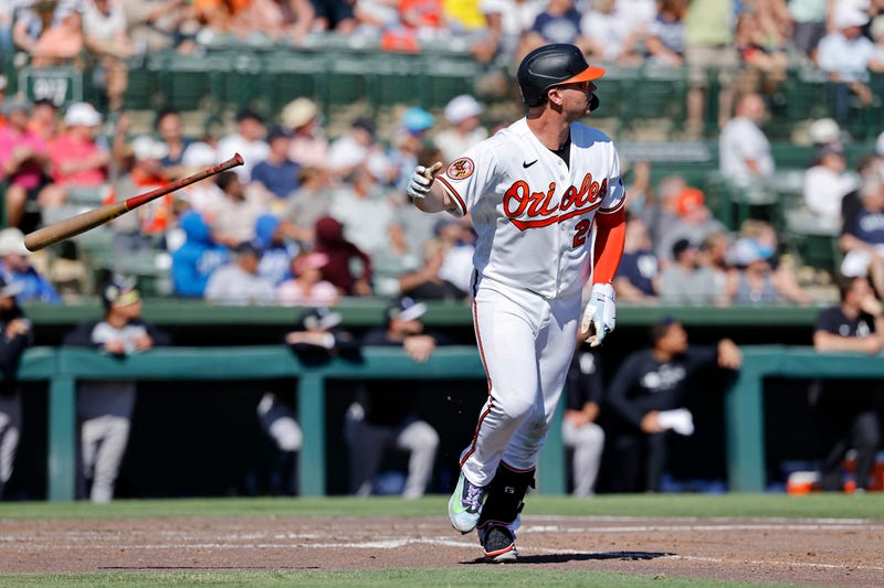 Pete Alonso flips his bat after homering against the Yankees