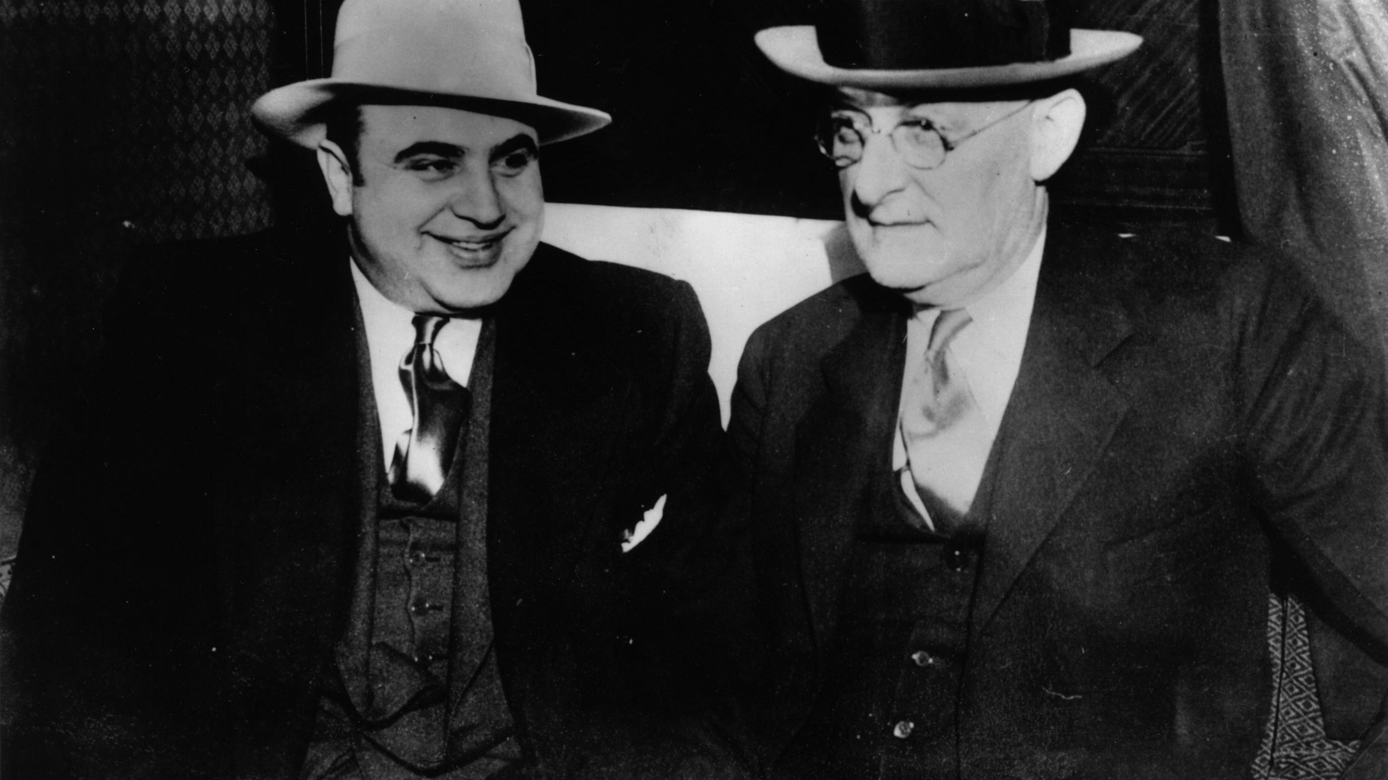 Nearly 1,000 sign up to bid on items belonging to notorious gangster Al Capone