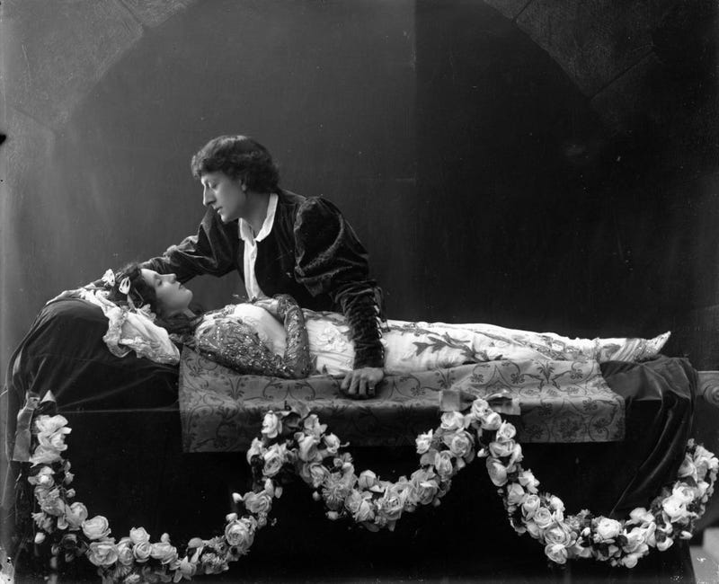English actress Mrs Patrick Campbell (1865-1940) as Juliet being mourned by Johnston Forbes-Robertson (1853-1937) as Romeo, in a production of Shakespeare's "Romeo And Juliet" at the Lyceum, London.