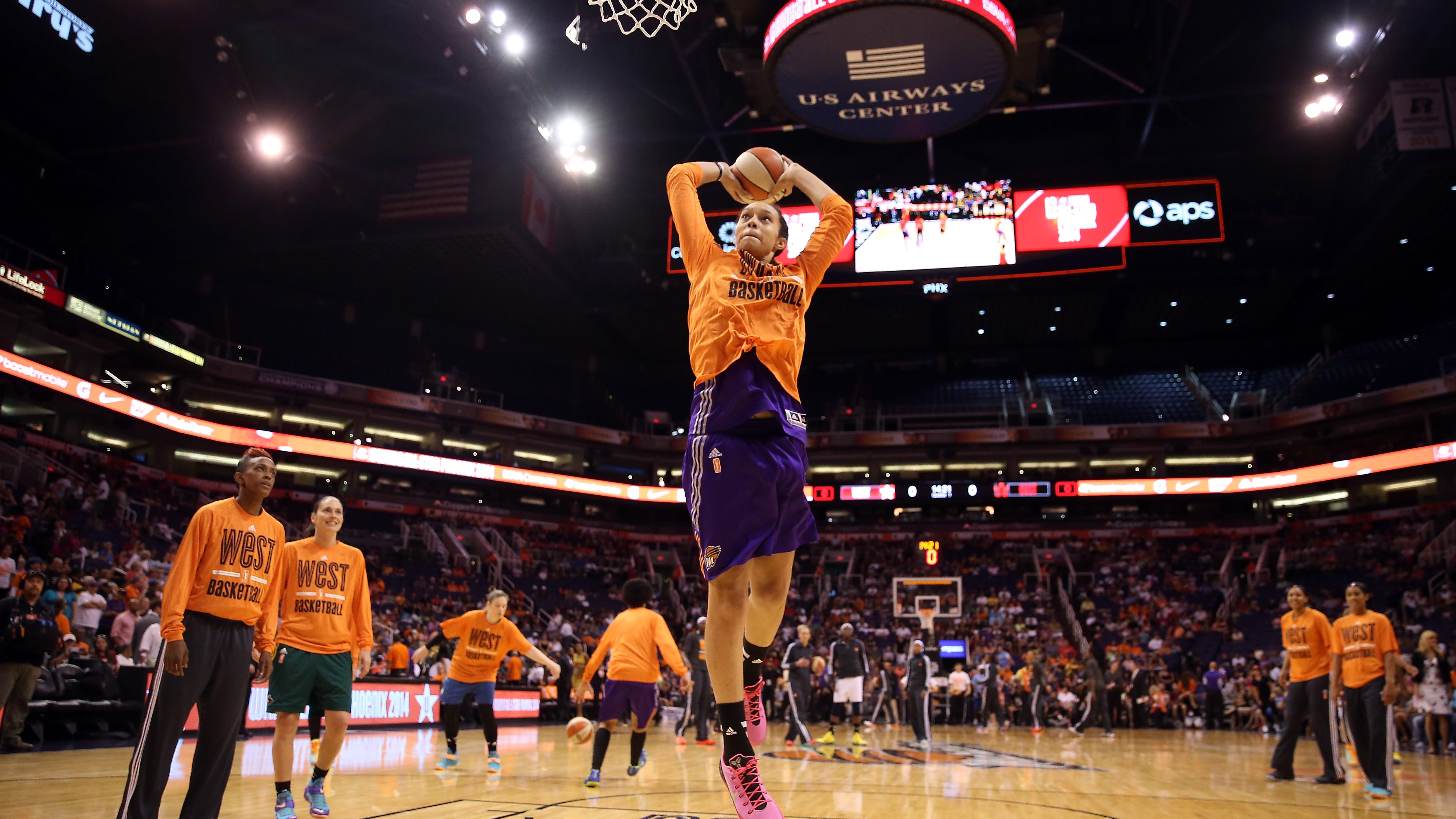 Brittney Griner dunks to celebrate return to basketball court