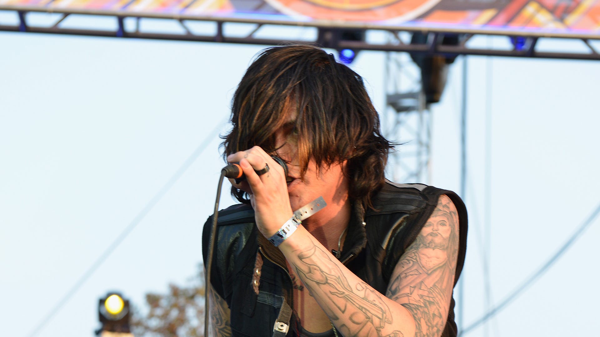 Kellin Quinn (Sleeping With Sirens) shares Halloween photos with daughter  Copeland dressed as A Fever You Can't Sweat Out era Ryan Ross (Panic! At  The Disco)., image size:1920x1080