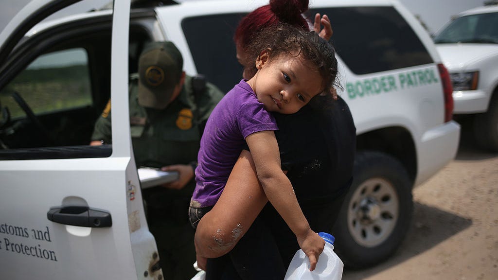 Familias migrantes separadas en frontera podrán reunirse en EE. UU.: Administración de Biden