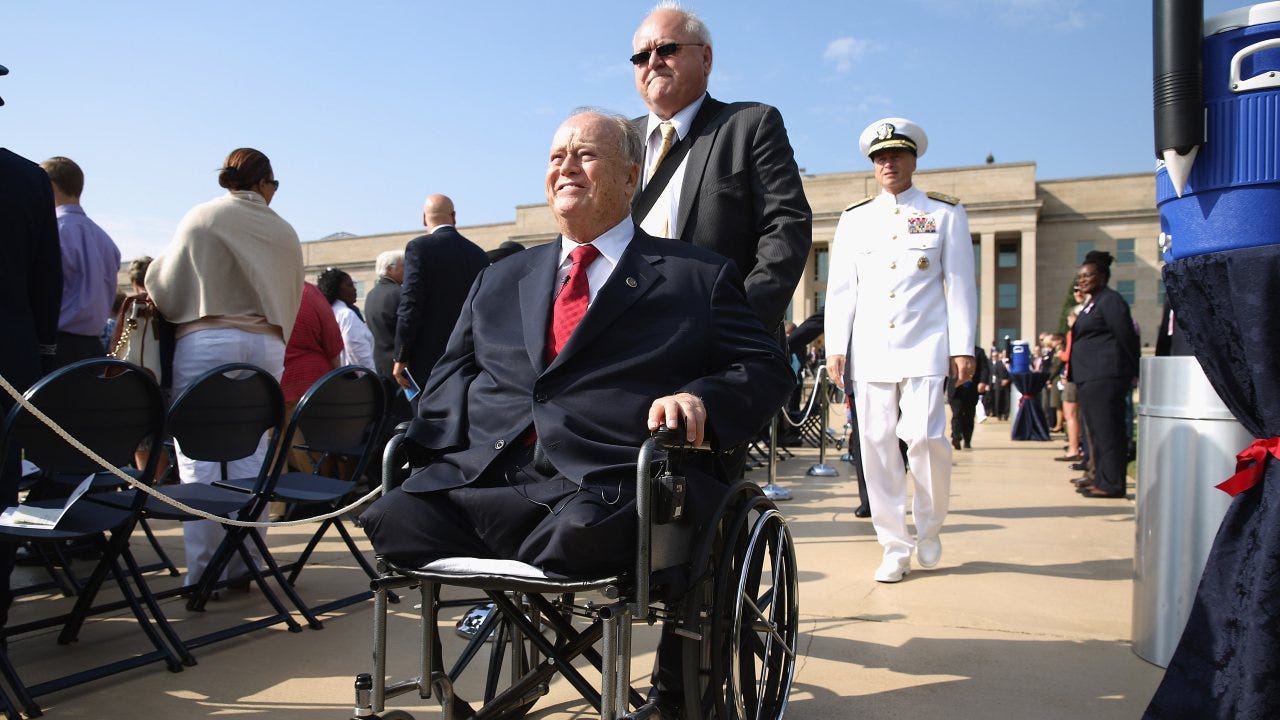 Max Cleland, senator and veteran lost limbs in Vietnam, dies