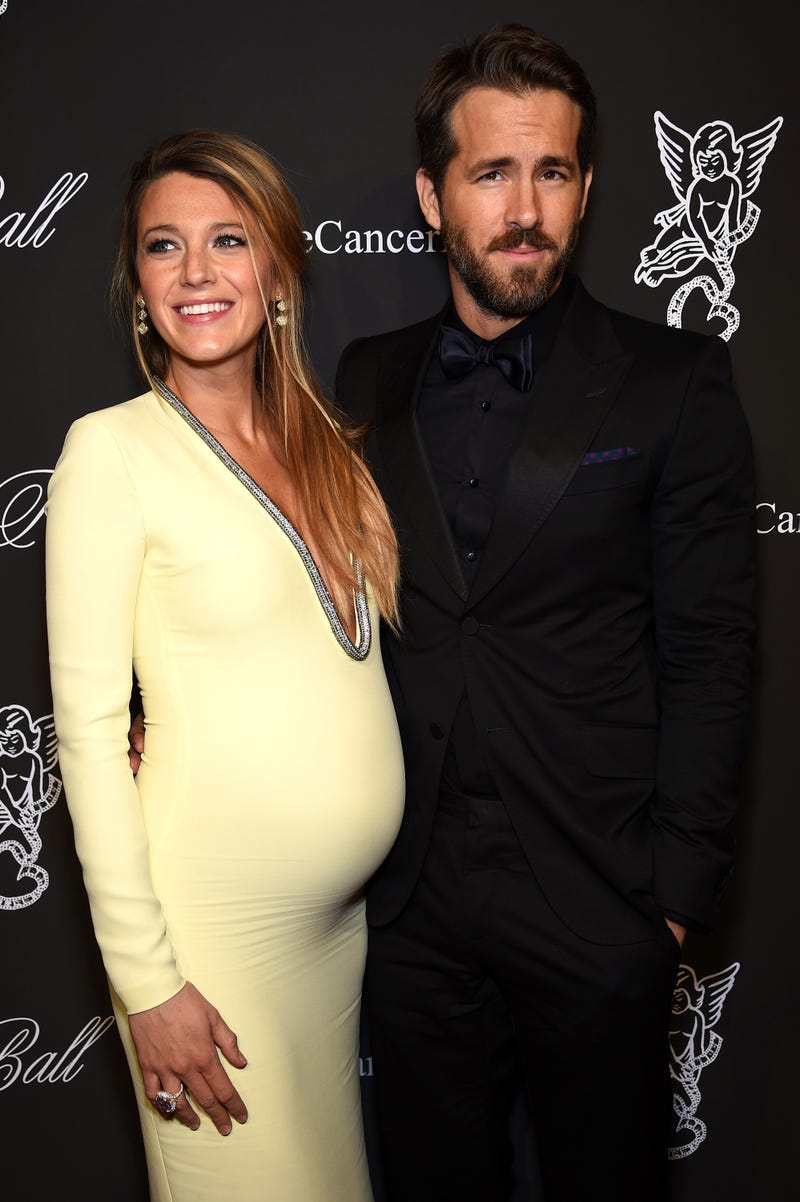 blake lively showing off the baby bump with husband ryan reynolds in october 2014