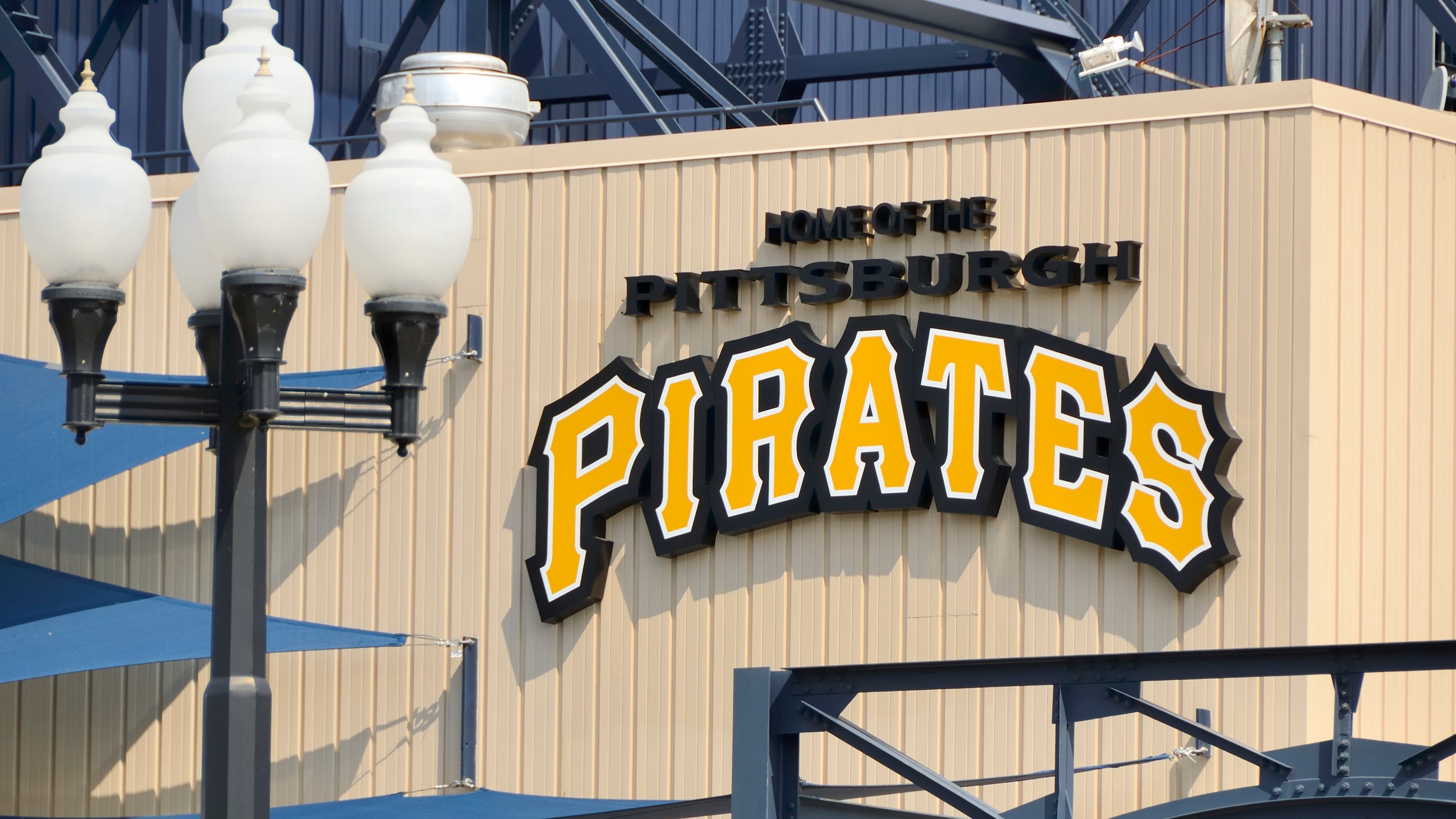 Bus driver taking Pittsburgh Pirates from Chicago to Milwaukee arrested for DUI