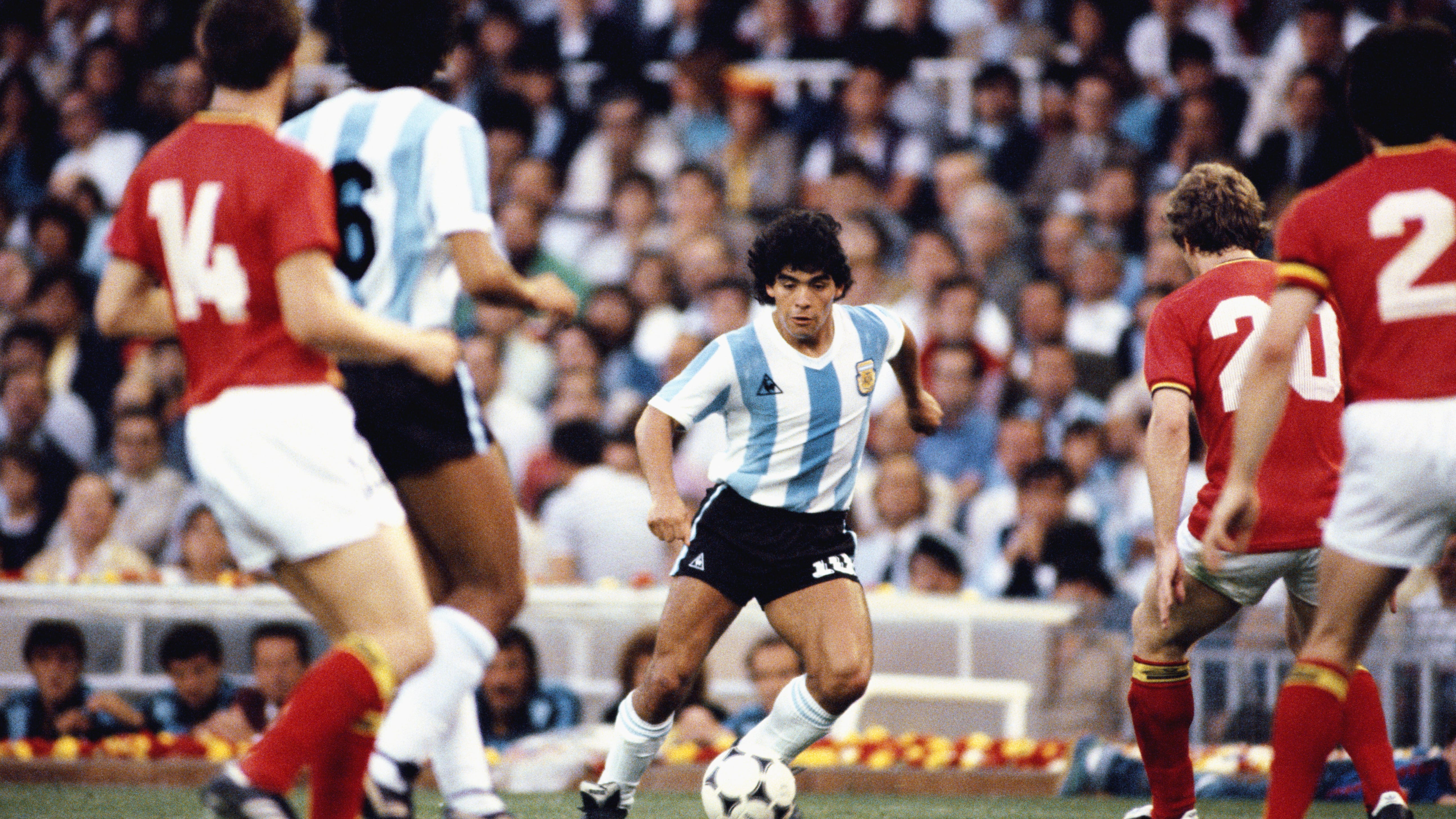 Diego Maradona, estrella de futbol muere a los 60: Reporte