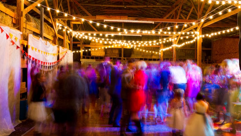 Pair of wedding crashers try to steal case of beer, get beat up during fight with the groom