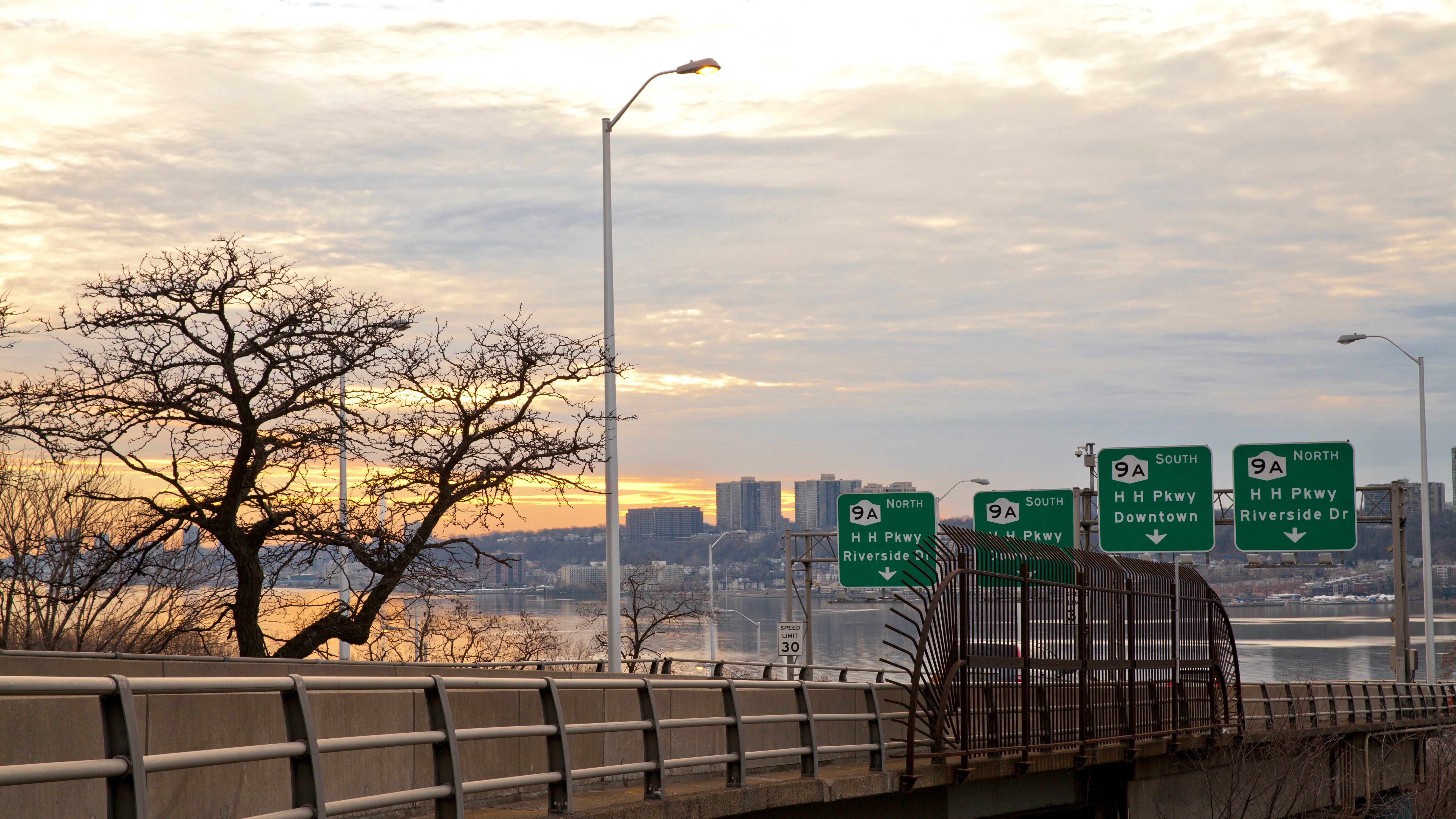 2 dead after car plunges off Henry Hudson Parkway onto Amtrak tracks