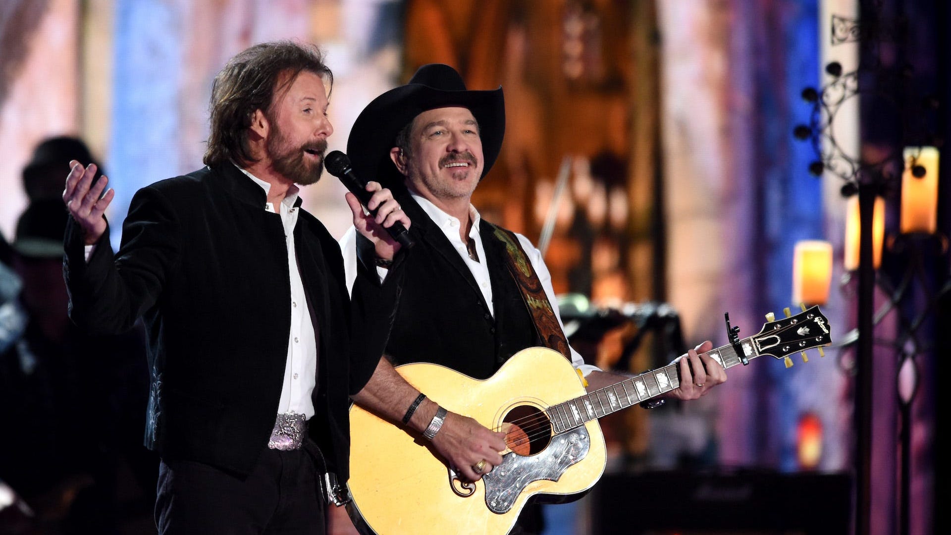 WATCH: Brooks & Dunn’s ‘Neon Moon’ has grown men dancing like no one's watching