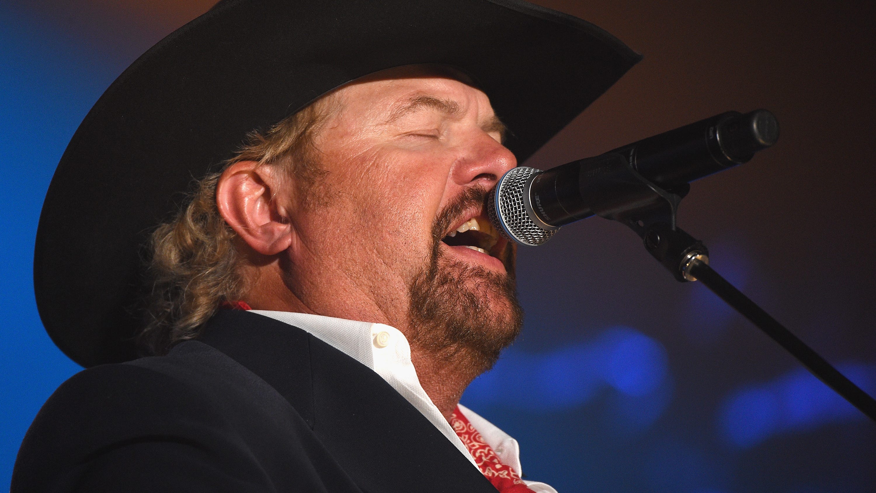 Toby Keith recalls flying overseas with a fallen soldier