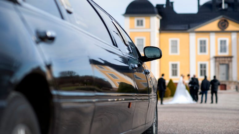 Florida couple throws wedding in vacant mansion, owner shows up to kick them out