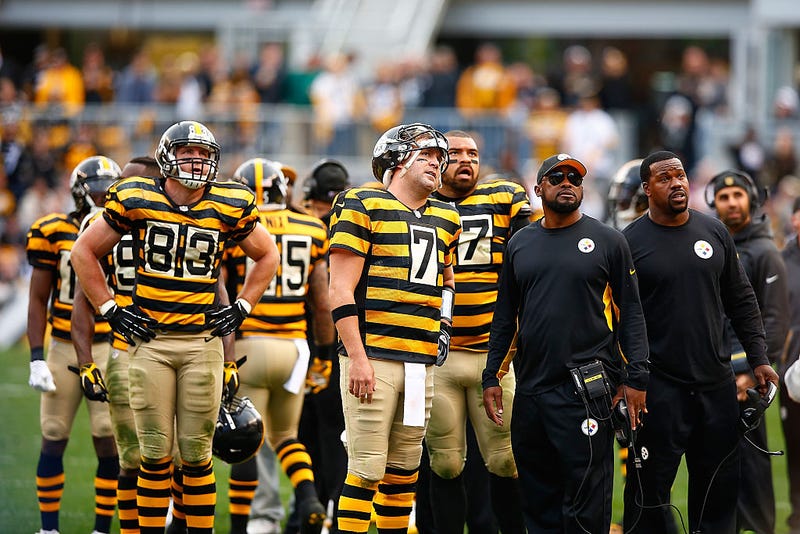 Heath Miller and Ben Roethlisberger look up at the score board with their team