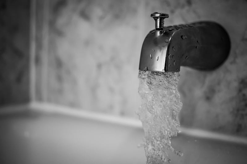 Running bath tub faucet