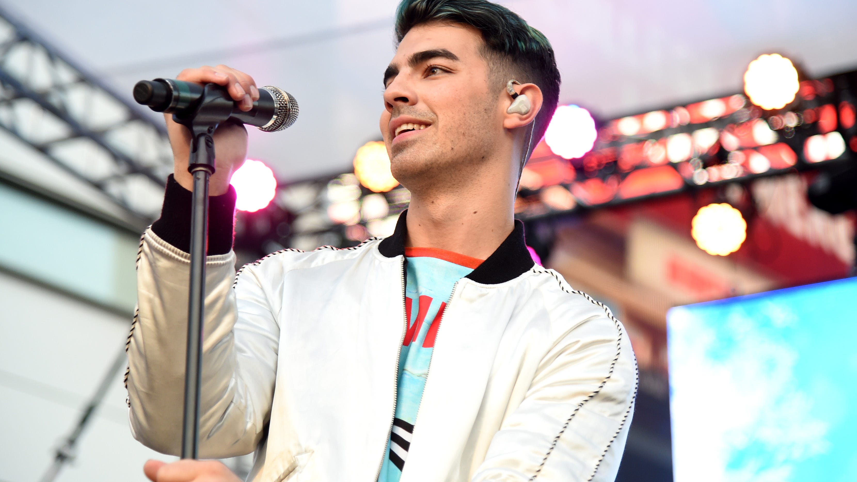 Watch Joe Jonas shock a spin class working out to the Jonas Brothers