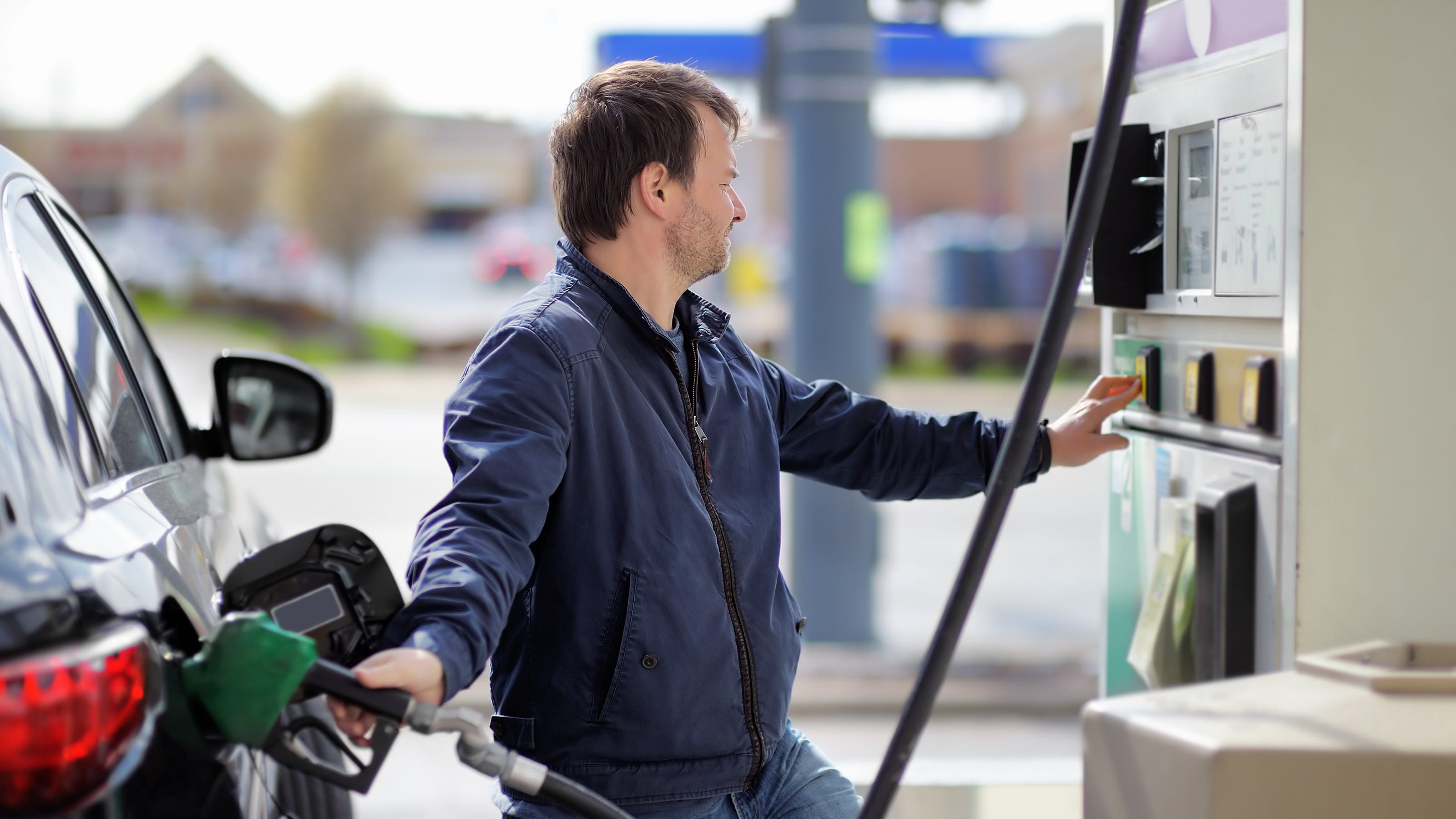 Michigan's average gas prices jump above $4 again
