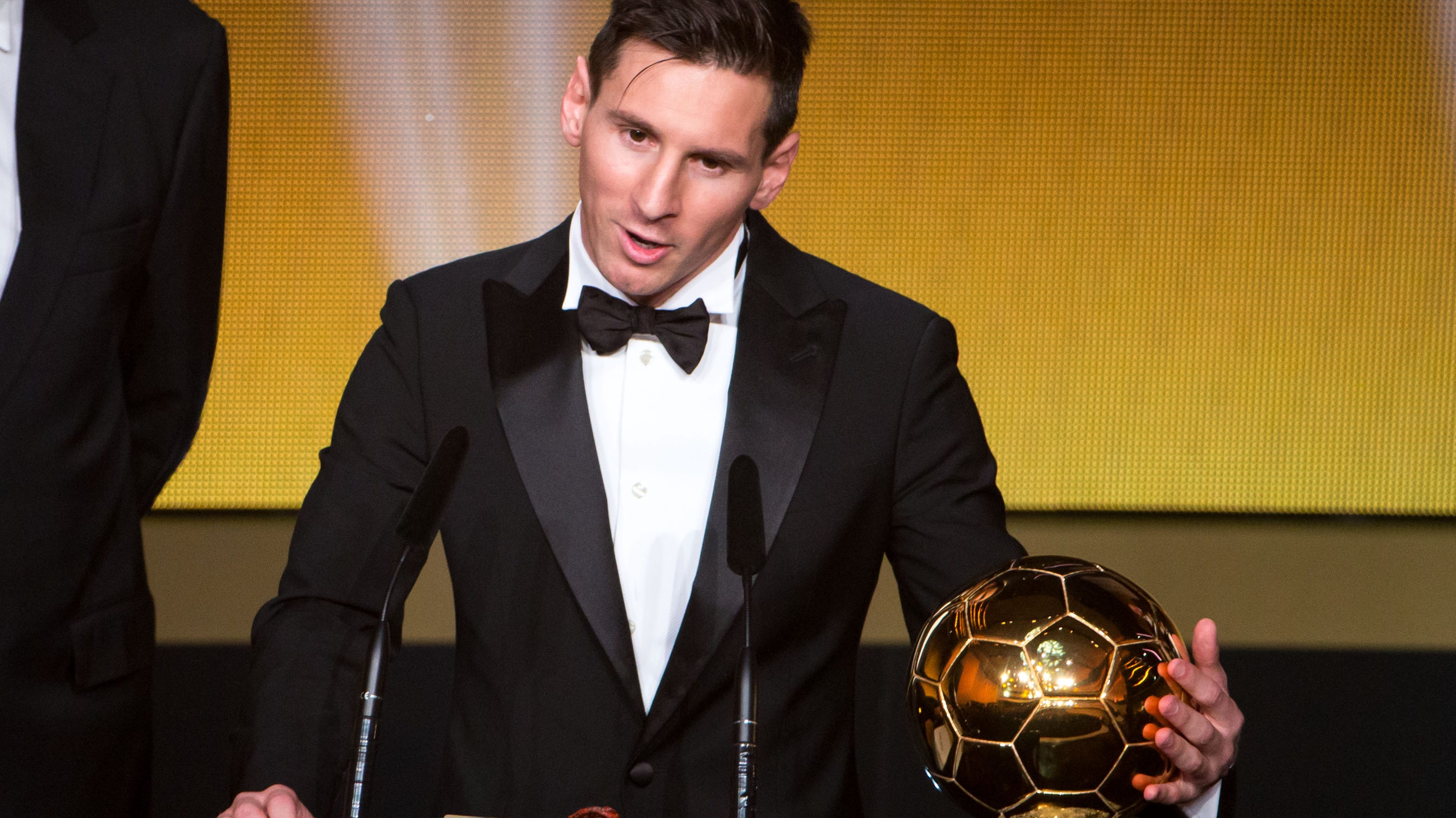 Messi gana su séptimo Balón de Oro y Luis Suárez fue el encargado de entregárselo