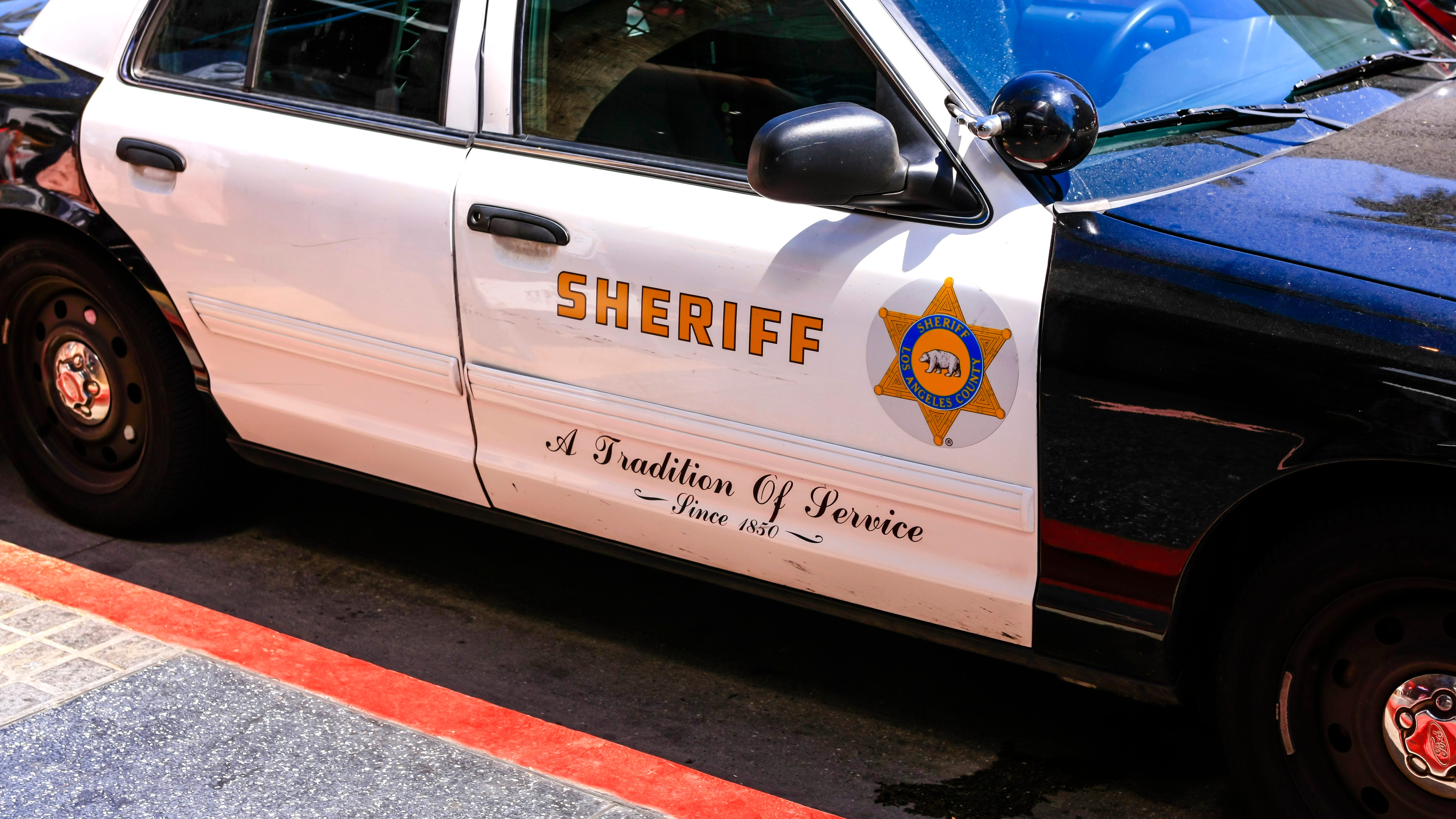 LASD deputy shoots and wounds man in Santa Clarita