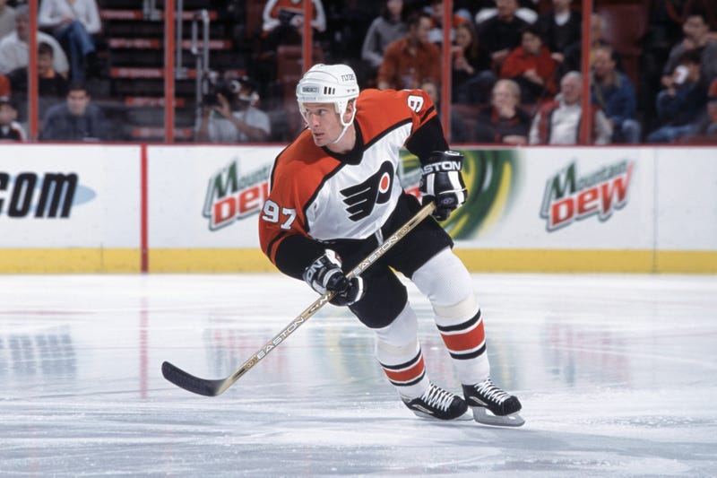 Roenick skating during a 2001 game against the Tampa Bay Lightning.