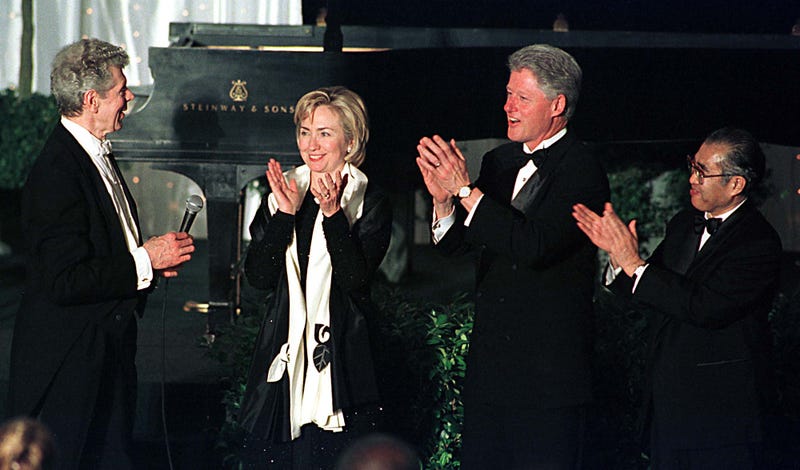 Van Cliburn Listens To The Applause From First Lady Hillary Rodham Clinton, U.S. President Bill Clinton And Prime Minister Keizo Obuchi Of Japan Following His Performance At The White House State Dinner May 3, 1999 In Washington, Dc. (Photo By Pool/Getty Images)