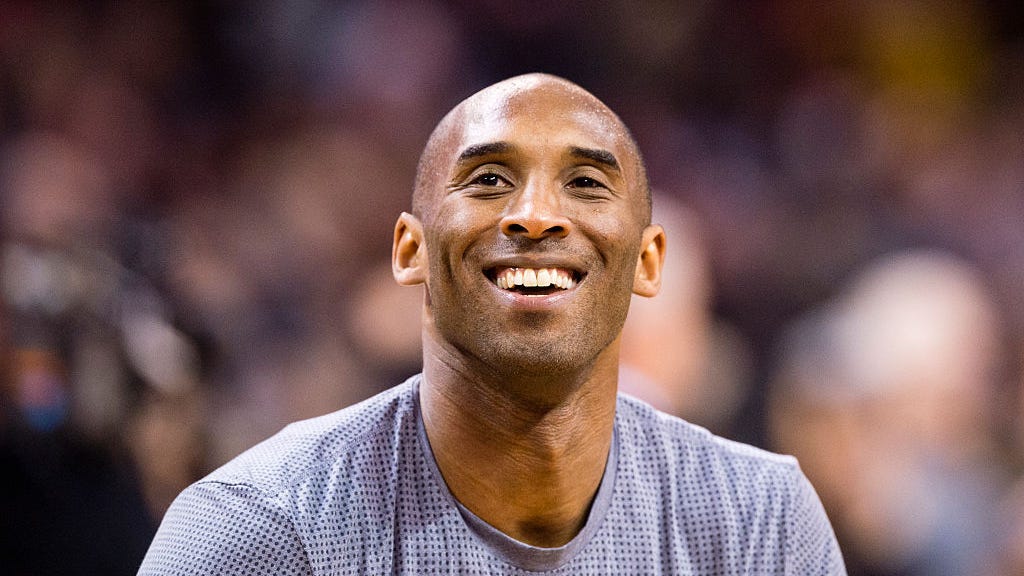 Kobe Bryant, Estrella de Baloncesto, Muere en Accidente Aéreo