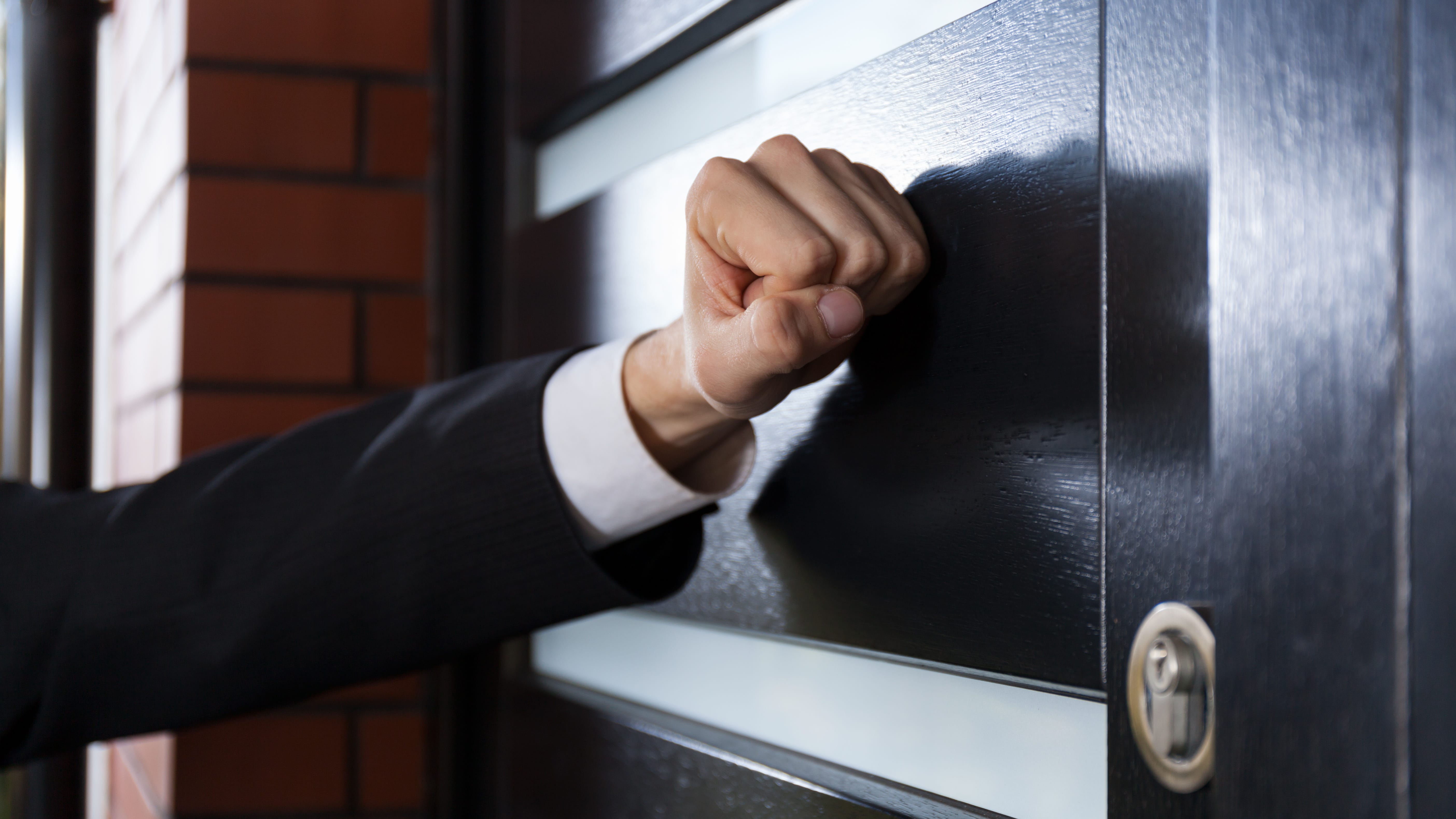 ComEd warns of door-to-door scammers, after incident in Lakeview