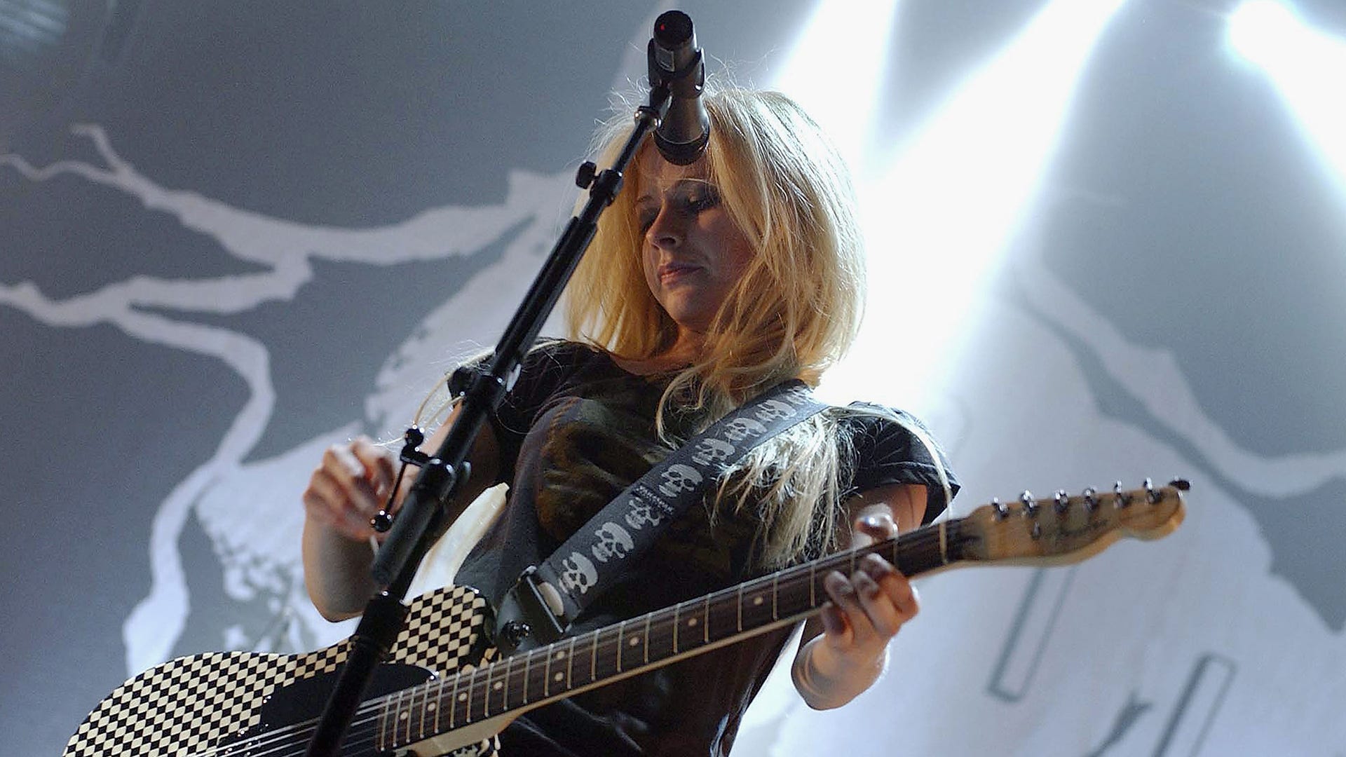 Avril Lavigne still owns all of the clothes she collected in the 2000s