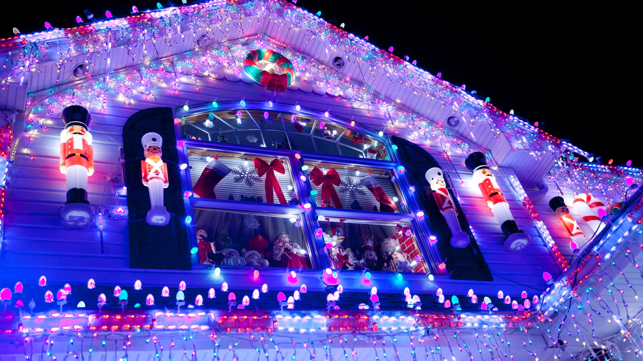 PECO gets in the holiday spirit with light display bracket competition