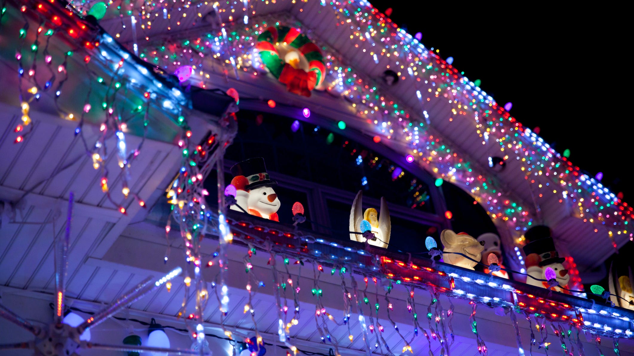 Hochul signs legislation mandating warnings on holiday décor with traces of lead