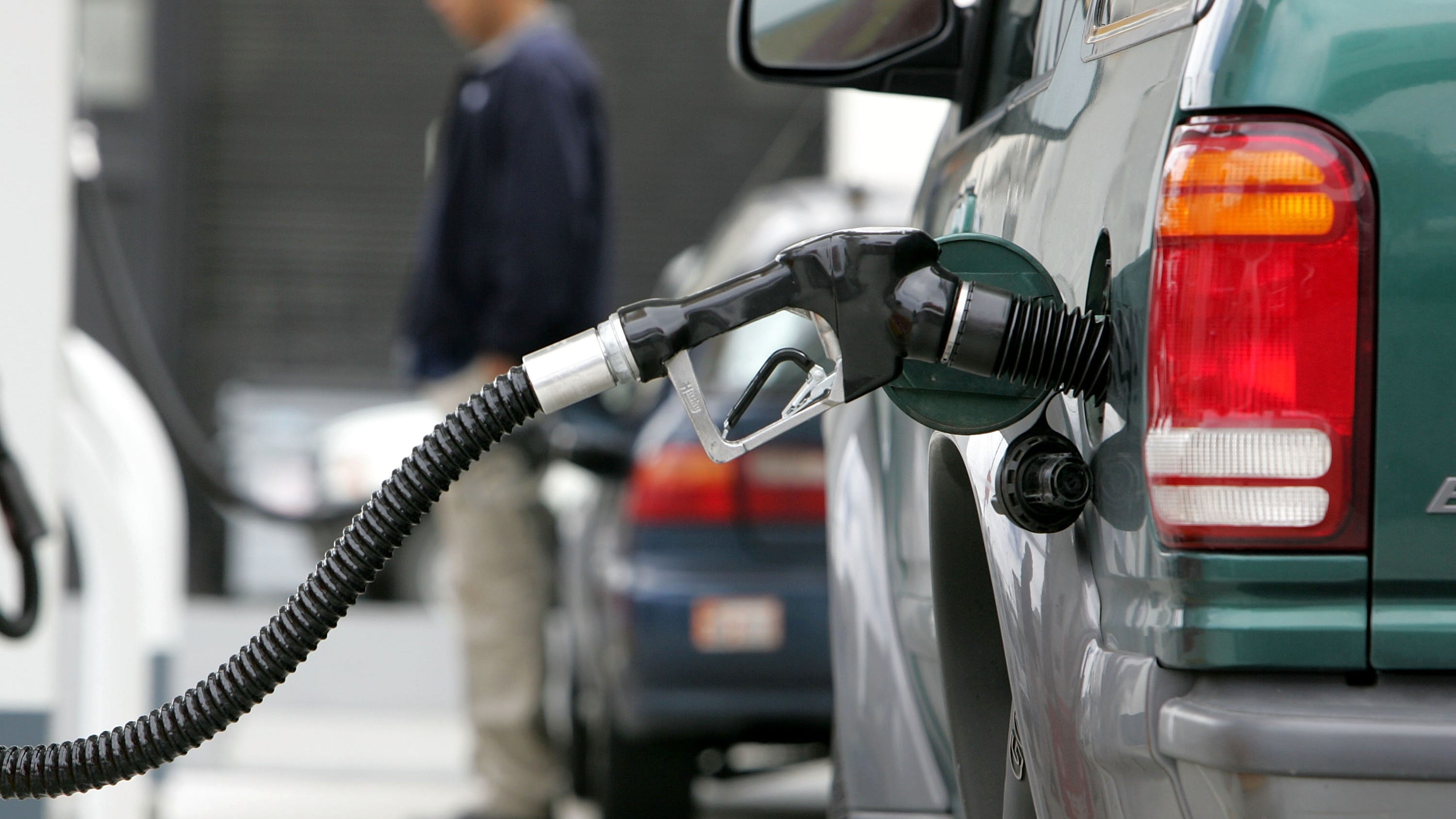 List of the states where gas is the most, and least, expensive