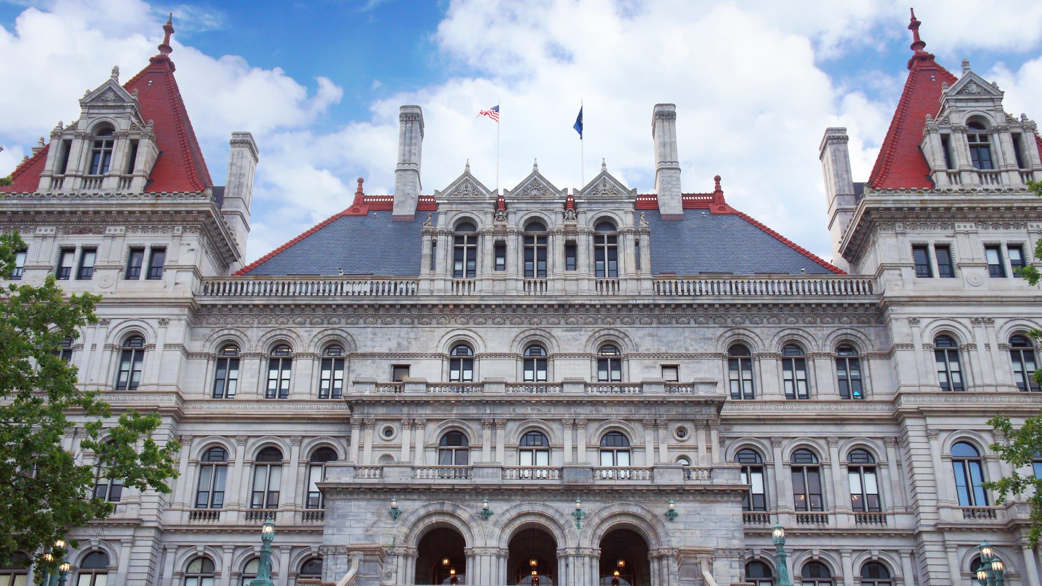 How does the impeachment process work in New York?