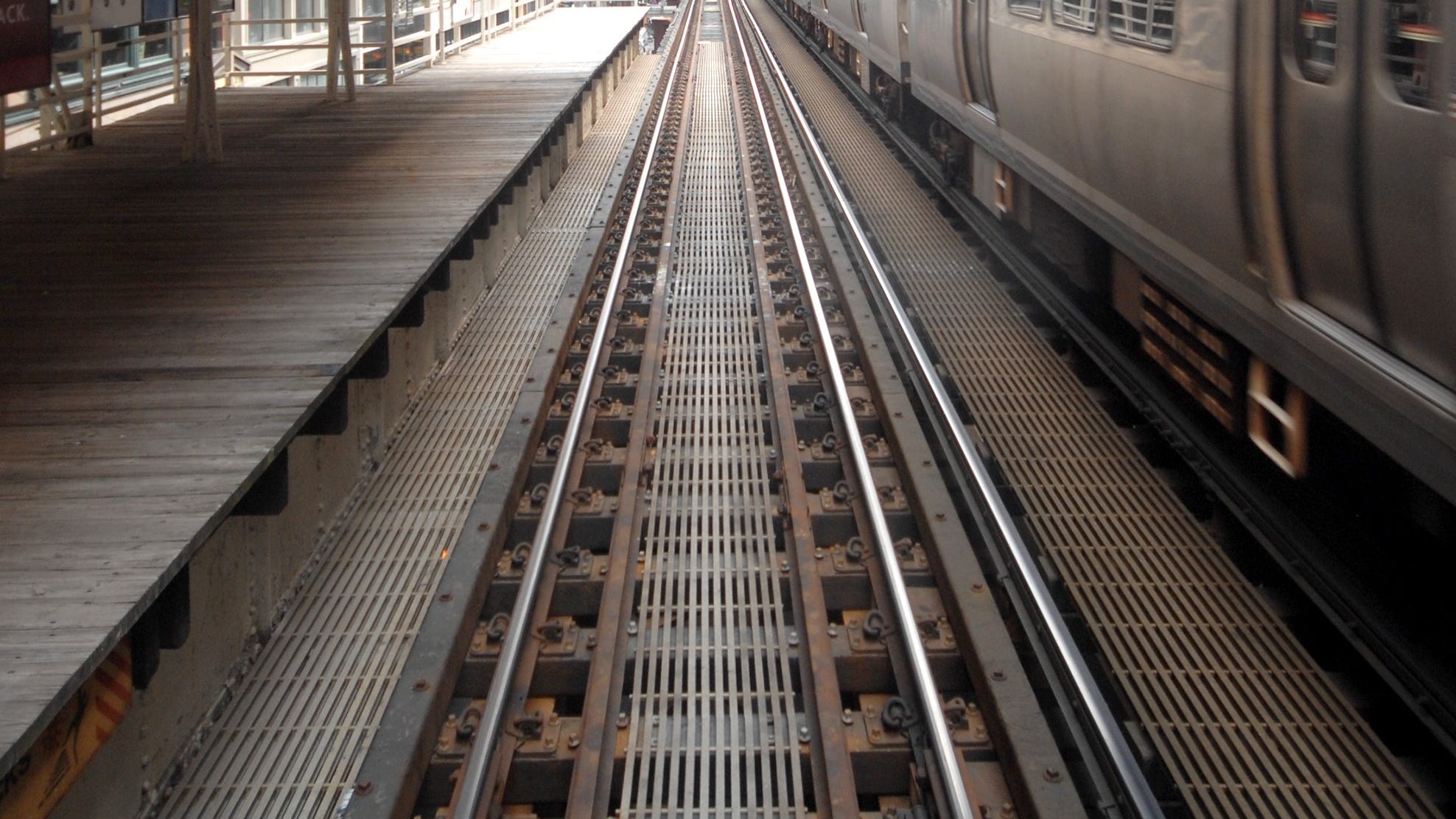 Man dies after falling onto third rail at CTA Brown Line tracks in River North