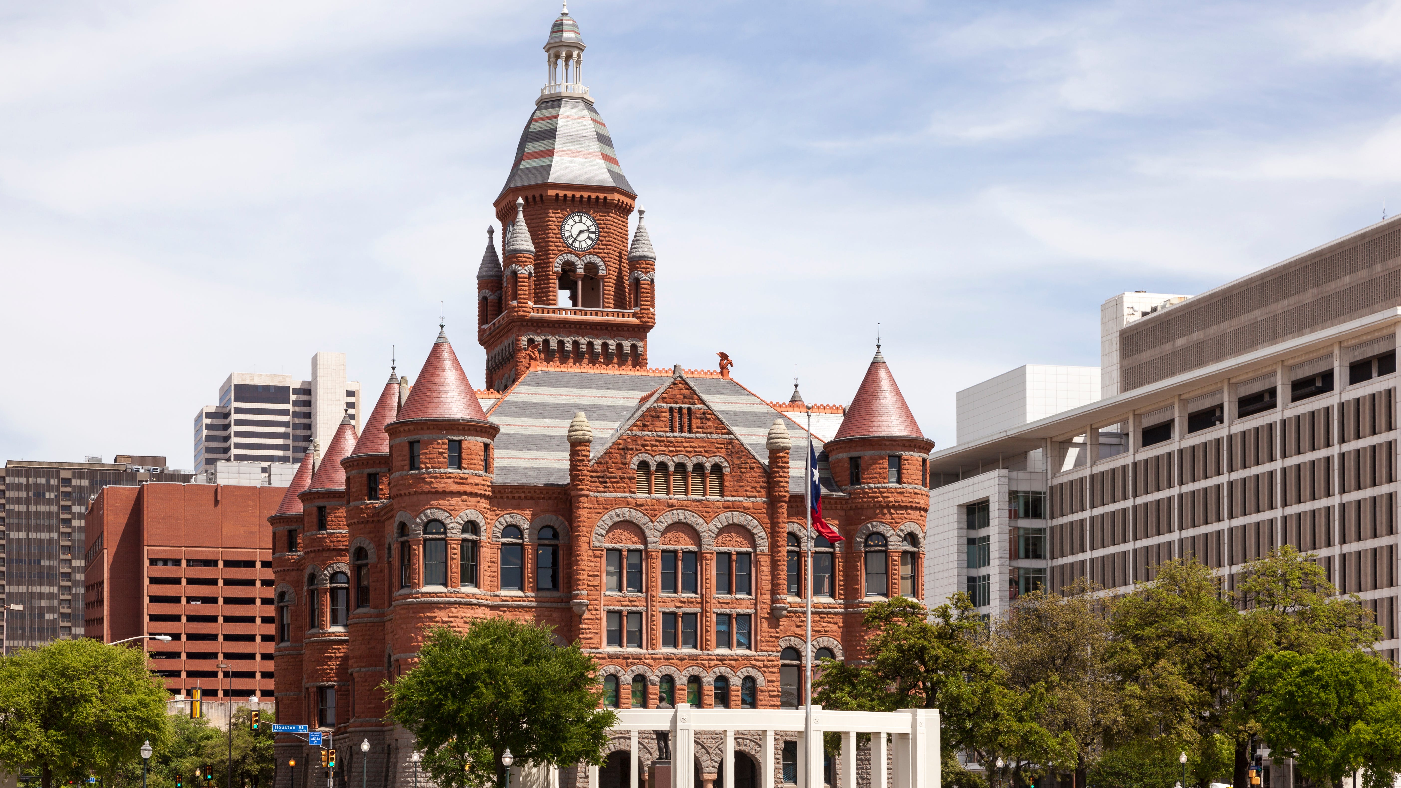New mask mandate at Dallas County courthouses sows confusion