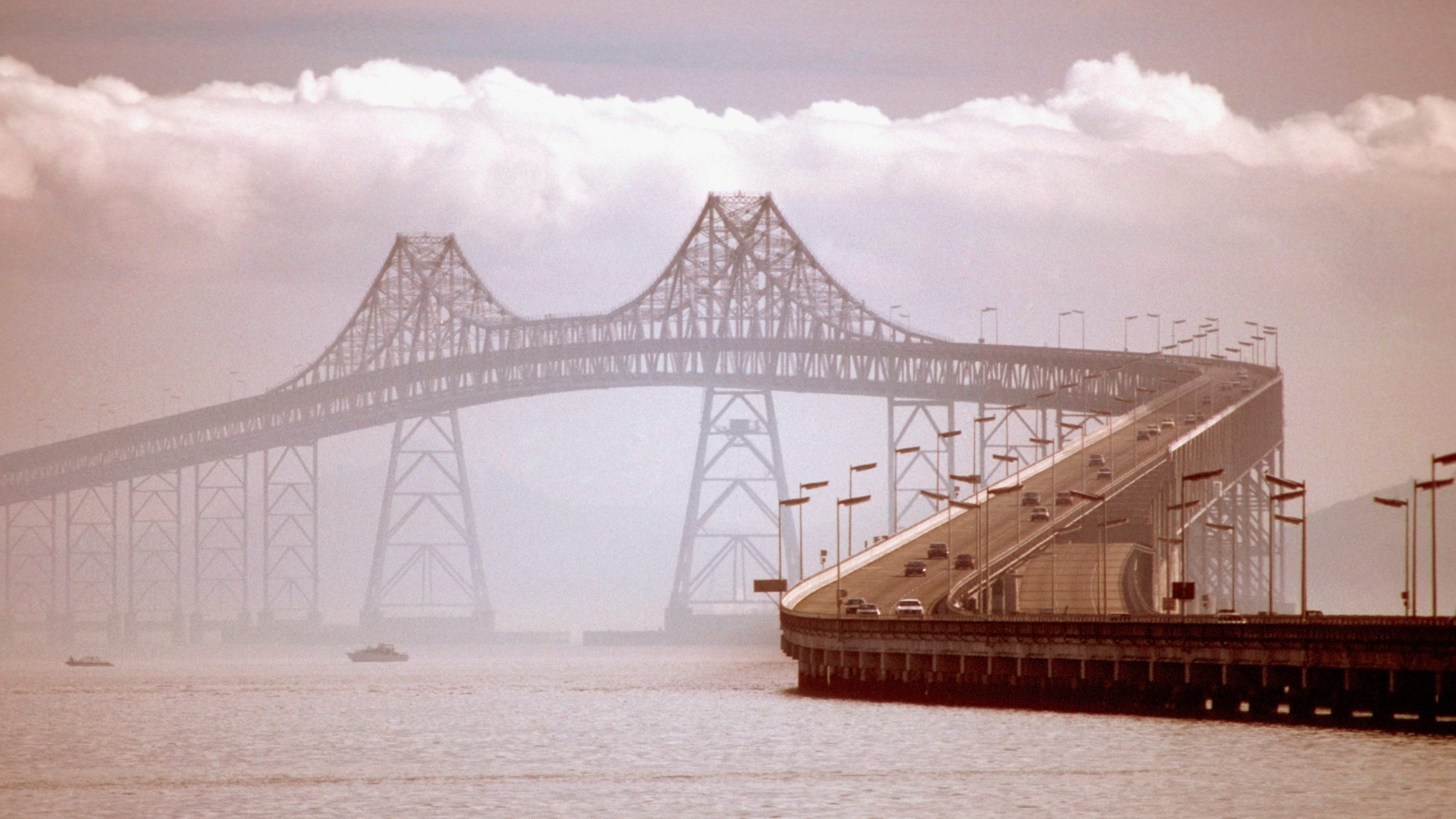 Robbery, assault suspect flees scene, swims into San Francisco Bay to avoid arrest