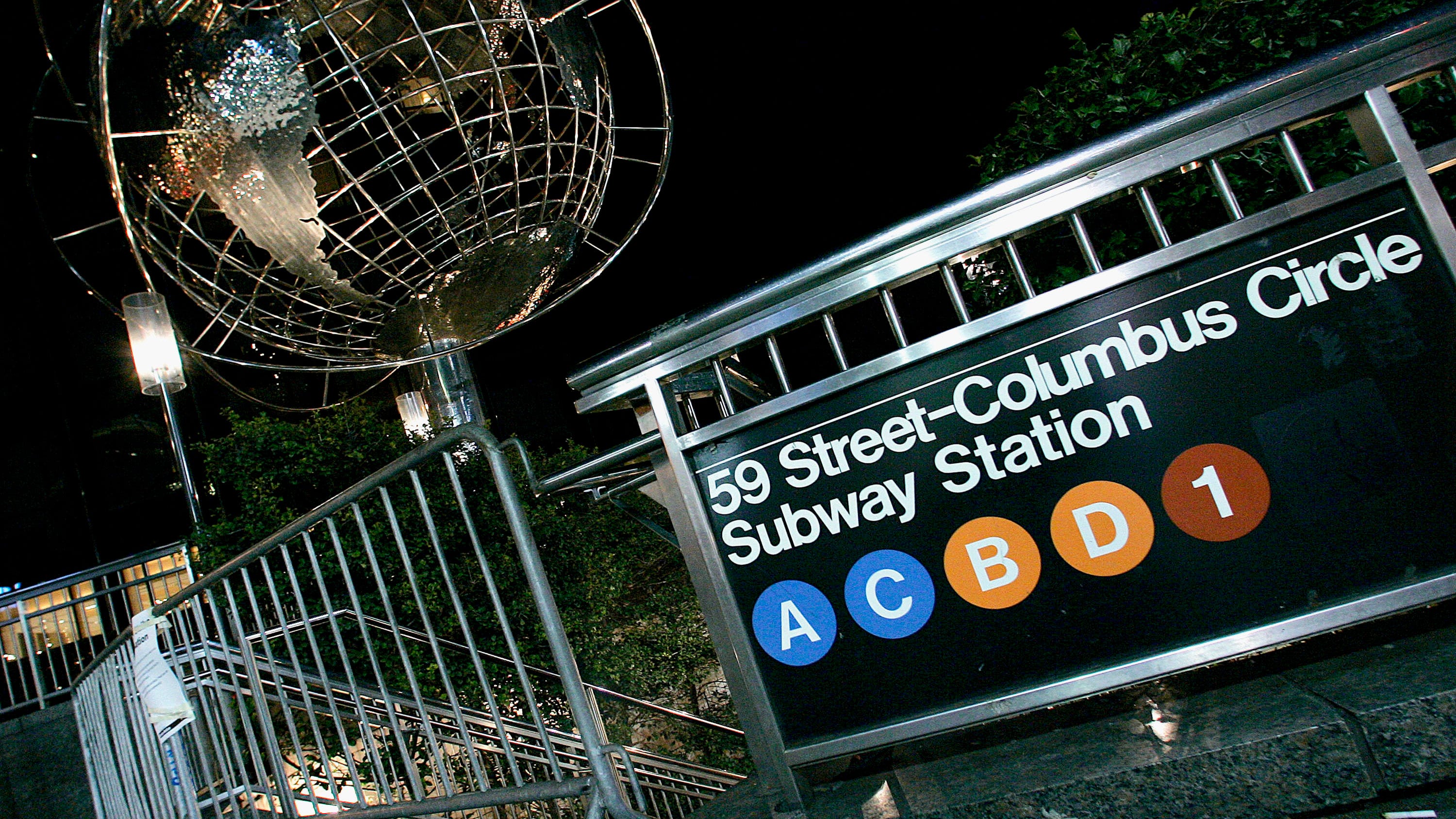 Commuter slashes man spitting on Manhattan subway passengers, police arrest both